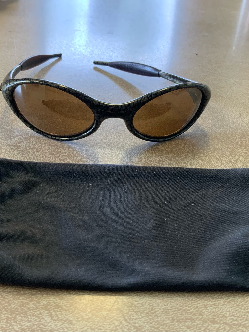 Stylish Women's Oval Sunglasses in Brown with Patterned Frame